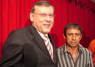 O jornalista ao lado do ex-atacante Sima, o "Pelé do Piauí". Foto: Divulgação