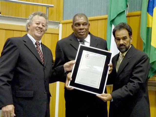 Vereador Gaúcho Tamarrado, Neneca e vereador Roberto Fú em cerimônia realizada com o ex-goleiro. Foto enviada porJorge Balbino