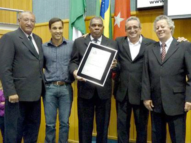 Padre Roque (presidente da Câmara), prefeito de Londrina Barbosa Neto, Neneca, Carlos Alberto Garcia e vereador Gaúcho Tamarrado em cerimônia realizada com o ex-goleiro. Foto enviada porJorge Balbino