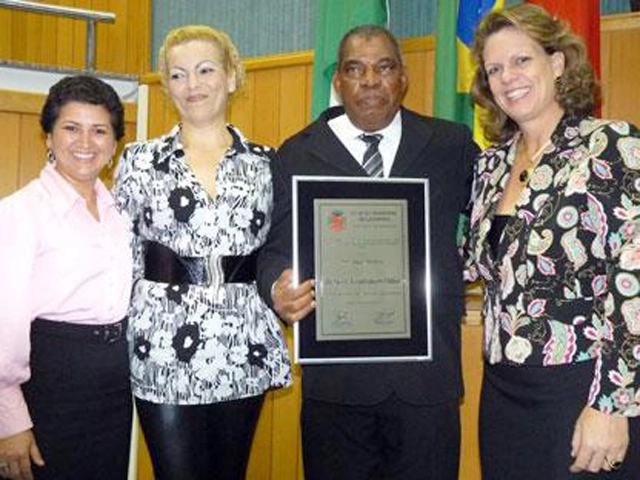 Vereadora Elenir, vereadora Sandra Graça, Neneca e amiga em cerimônia realizada com o ex-goleiro. Foto enviada porJorge Balbino