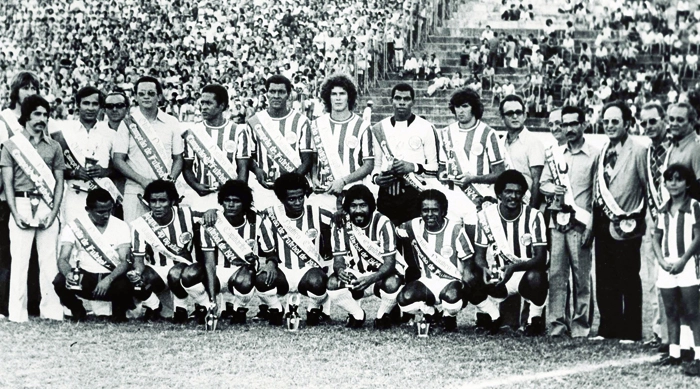 Em pé, da esquerda para a direita, o oitavo é Beliato, seguido pelo goleiro Neneca. Agachados, o segundo é Dedeu, Vasconcelos o terceiro, Jorge Mendonça aparece em quarto, o quinto é Paraguaio e Drailton é o sétimo. Foto: Placar