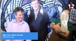 Marcos Micheletti e Frank Fortes, que mostra o "p&eacute; de Junior Urso" na Live. Foto: Reprodu&ccedil;&atilde;o