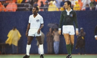 O Rei do Futebol ao lado de Beckenbauer, no amistoso em que o Cosmos recebeu o Santos. Foto: Divulgação