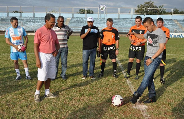 Neneca, de camisa listrada, observa Rafinha (jogador do Bayern de Munique em 2013) dar o pontapé inicial para o jogo beneficente em prol do ex-goleiro Cícero Fabuloso, em 18 de maio de 2013. Rafinha toca a bola em direção a Lívio. De boné branco, Jorge Júnior, um dos organizadores do evento, que nos enviou a foto