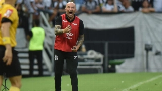 Equipe da Vila não abdicou de atacar mesmo quando esteve em inferioridade numérica. Foto: Ivo Storti/SFC