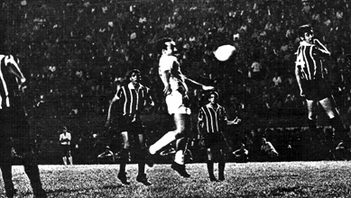 Tostão, com a camisa do Cruzeiro em 1969, no exato momento em que foi atingido pela bola após chute do corintiano Ditão. O lance provocou o descolamento da retina do grande craque celeste. Clique aqui e veja a história e fotos de Ditão na seção 