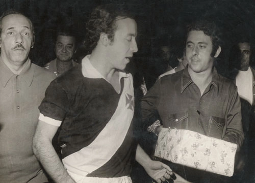 A foto é da estréia de Tostão no Vasco, em 1972, e quem está presenteando o craque mineiro é Natan Pacanowski, que em 1982, tornou-se o 