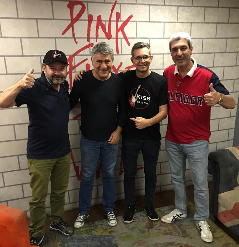 Nos bastidores da Kiss FM, ao lado de Lélio Teixeira, Frank Fortes e Zé Paulo da Glória, no dia 09 de maio de 2019. Foto: Glauber Magalhães