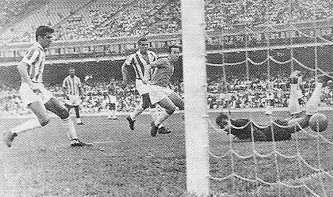 Gol de Tostão em 1966, na final entre Cruzeiro e Vila Nova, vencida pelo time da Toca da Raposa. A foto é da Revista do Cruzeiro.
