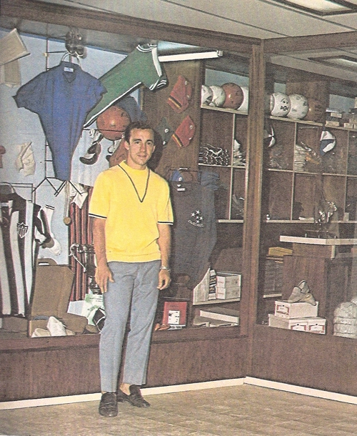 Nesta foto enviada ao site pelo querido Walter Peres, vemos Tostão aos 21 anos em frente à loja de materiais esportivos que mantinha em BH. Nota-se que embora defendesse o Cruzeiro, camisa e boné do Galo estavam na vitrine, bem como uma saudosa bola Drible marrom.
