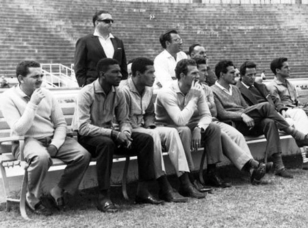 Confira: roupeiro Reis, Djalma Dias, Servílio, Picasso, Dudu, Valdemar Carabina, Arnaldo Tirone (ex-dirigente do clube) e Rinaldo. O técnico Filpo Nuñez está em pé com óculos escuros