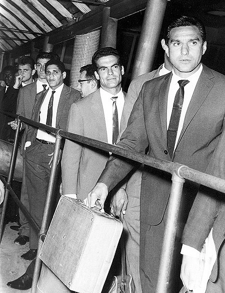 Delegação do Palmeiras aguarda no aeroporto para seguir rumo a Belo Horizonte. Em Minas, o Alviverde representaria o Brasil contra o Uruguai. Os paulistas venceriam a Celeste Olímpica por 3 a 0. Lá no fundo aparece Dario Leopardo. Em seguida, Santo, Julinho Botelho, Gildo, reinaldo e Valdemar Carabina