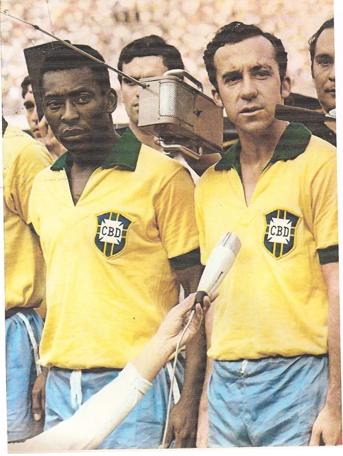 Brasil em campo com Pelé e Tostão em 1969 no Maracanã. Reparem o tamanho do microfone volante que estava tentando captar alguma coisa dita pelos craques imortais