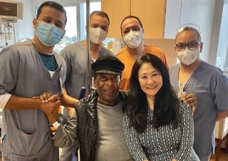 Ao lado da esposa Márcia Aoki e parte da equipe do Hospital Albert Einstein. Foto: Instagram de Pelé