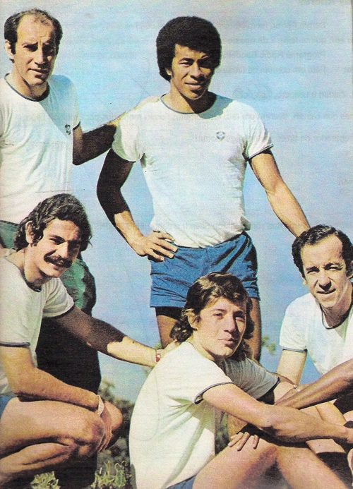 Vejam alguns craques da seleção brasileira reunidos em 1972. Em pé vemos Gérson e Jairzinho; agachados estão Rivellino, Leivinha e Tostão
