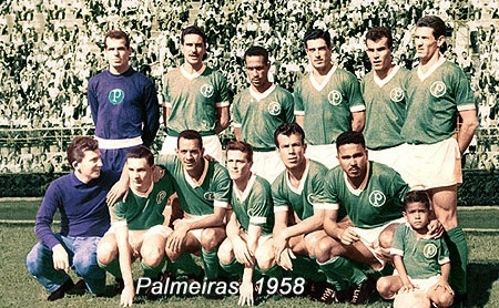 Essa foto foi tirada minutos antes do clássico entre Palmeiras e Portuguesa, disputado no dia 21 de setembro de 1958, no Pacaembu. O jogo foi válido pelo primeiro turno do Paulistão. O Verdão, comandado pelo lendário Osvaldo Brandão, perdeu por 2 a 1. Em pé: Aníbal, Valdemar Carabina, Zequinha, Ivan, Jorge e Geraldo Scotto. Agachados: roupeiro Romeu, Ary Valério, Parada, Ênio Andrade e Chinesinho