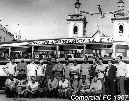 Delegação do Comercial que foi para Aparecida no Norte e venceu o time da cidade pelo placar mínimo. Em pé, da direita para a esquerda, o técnico Valdemar Carabina, o diretor Arlindo de Oliveira Valada, o roupeiro Armando Pessoa, Antoninho, Zé Roberto, Waldemar, Carmo, Tomires, Taquito, Luiz Celso, Pascoalim, Luizão e Luiz. Agachados: Juvenal, Piter, Romeu, Wilson Botão, Niltinho, Jesuíno, Renato, Pepe e Gerônimo