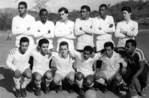 Tostão é o terceiro agachado, da esquerda para a direita, nos juvenis do América Mineiro, em 1963, antes de partida contra a Seleção de Pains (MG).