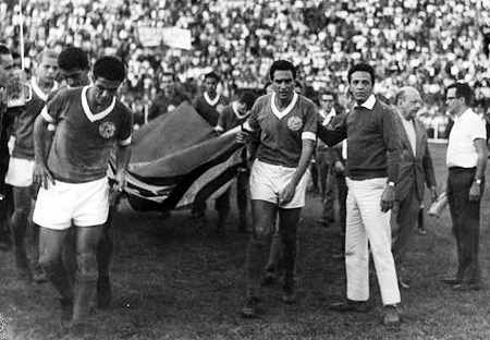 O Palmeiras entra no gramado em 1965. Arnaldo Tirone (de calça branca), dirigente do Verdão, está ao lado de Valdemar Carabina. Rinaldo está à frente, à esquerda