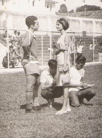 Marília Rocha conversa com Tostão e, agachado, à esquerda, o jovem repórter Fernando Vannucci. Foto enviada por Adriano Ambrosino