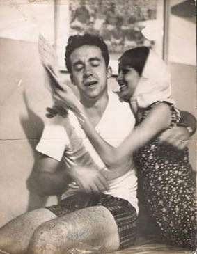Em 1966. O carinho da repórter Marília Rocha com Tostão. Hoje, essa proximidade é impossível. Foto enviada por Adriano Ambrosino