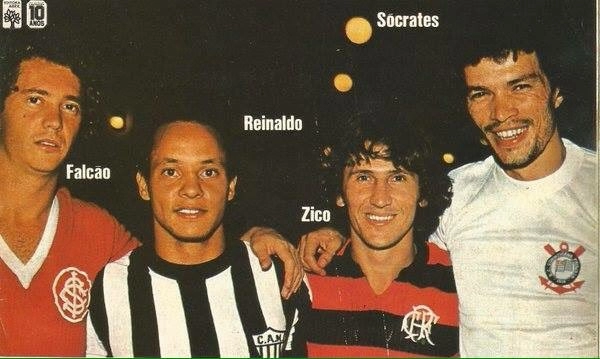 Os craques Falcão (Internacional) Reinaldo (Atlético-MG), Zico (Flamengo) e Sócrates (Corinthians) posam para a Placar, nos anos 80. Foto: Reprodução/Placar