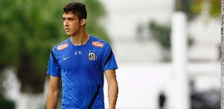 Gustavo Henrique precisou deixar o gramado carregado pelos massagistas do clube