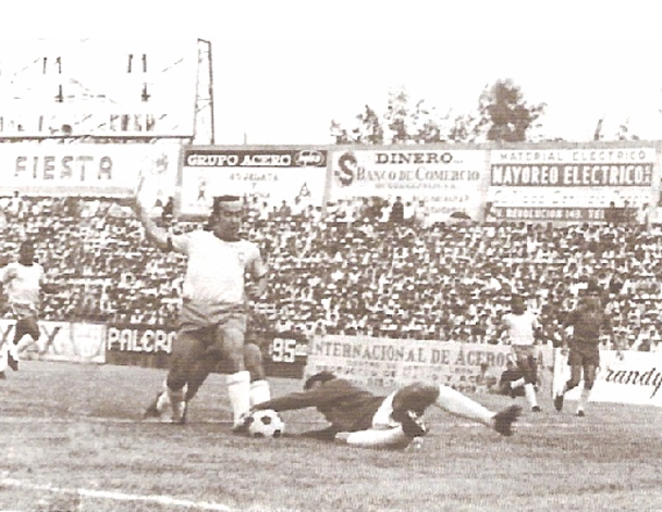 Em 24 de maio de 1970, a Seleção Brasileira enfrentou o Combinado de Irapuato (cidade mexicana), antes da grande vitória diante da Tchecoslováquia (4 a 1). Neste amistoso o Brasil venceu por 3 a 0. A imagem mostra Tostão tentando 
