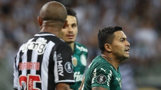 Direção do Galo questiona a invasão de campo de Deyverson na jogada do gol de Dudu. Foto: Cesar Greco