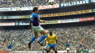 Na decisão da Copa de 70, observado por Pelé. Foto: Reprodução