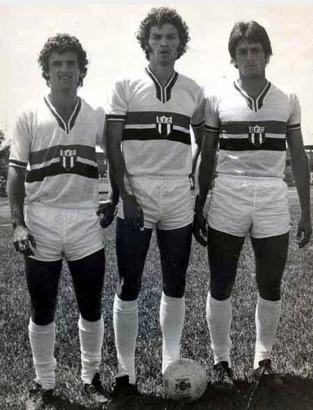 Em 1977, Sócrates foi campeão da Taça Cidade de São Paulo pelo Botafogo de Ribeirão Preto-SP. Da esquerda pra direita: Zé Mário (já falecido), Sócrates e Paulão.