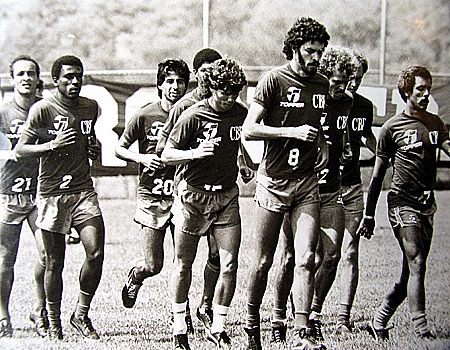  Da esquerda para a direita: Elzo, Josimar, Mauro Galvão, Édson Boaro, Sócrates, Alemão, Falcão e Júnior. Atrás do lateral-direito Édson está o meia Valdo (encoberto). 