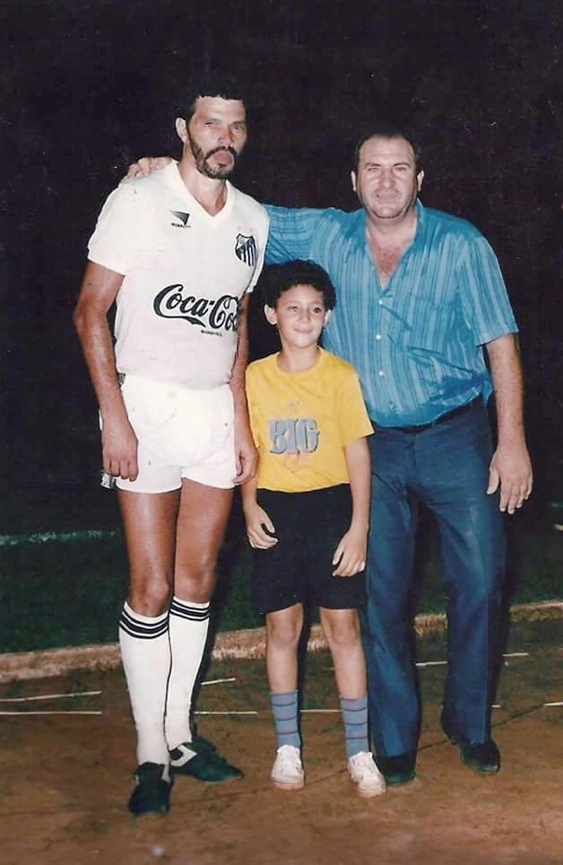 Sócrates, com a camisa do Santos, e dois fãs. A foto é de 1988