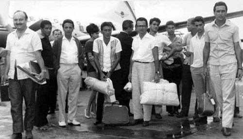 O dirigente do Palmeiras Arnaldo Tirone (de sapatos brancos) perdeu a oportunidade de conhecer o mundo, pois morria de medo de avião. Nunca subiu numa aeronave, mas acompanhava sempre a delegação do Verdão nos aeroportos. À esquerda, Milton Peruzzi e Tupãzinho. O último à direita é Valdemar Carabina. Atrás, Júlio Amaral e Ademir da Guia. Ao lado do 