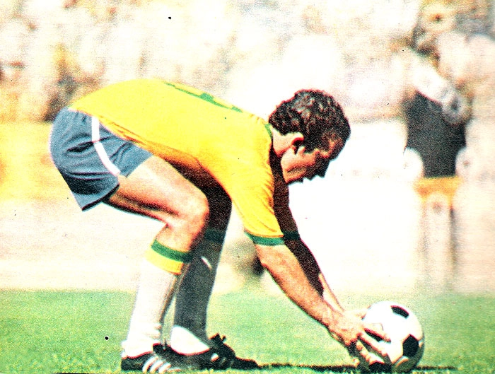 Tostão ajeita a bola durante a Copa de 70, no México. A foto é da Revista Placar, número 14, que saiu em 19 de junho do ano do Tri. Uma raridade!
