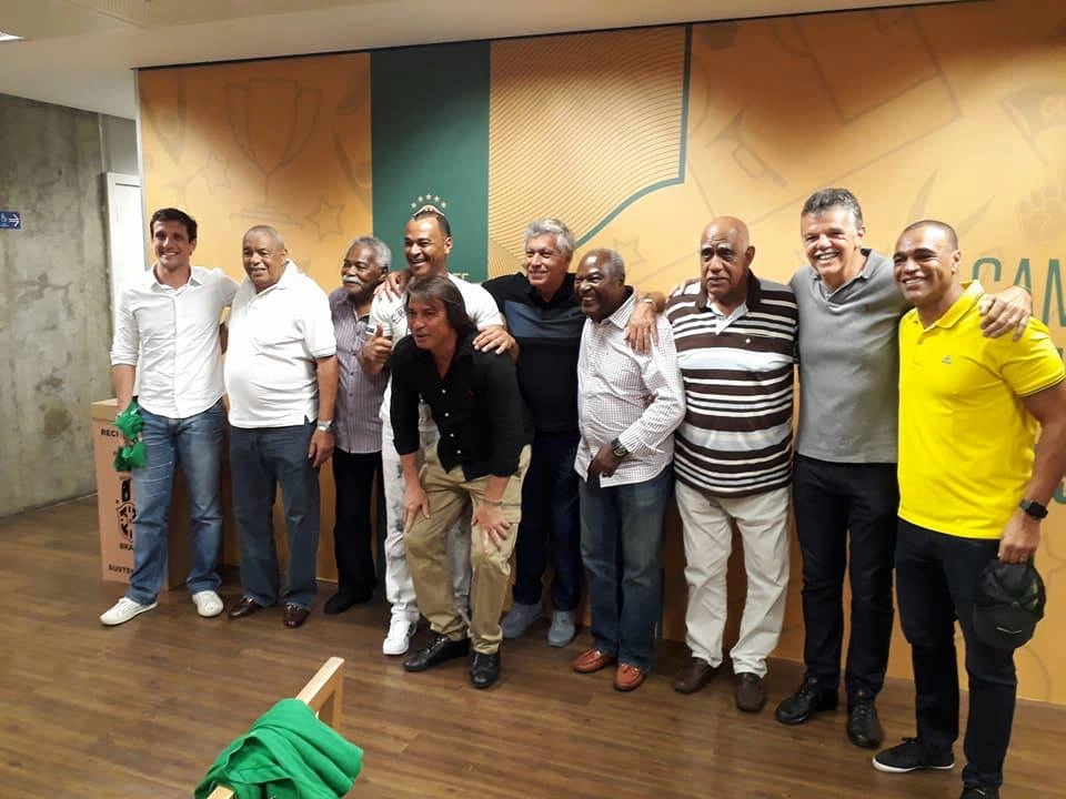 Todos estes foram campeões vestindo a camisa da Seleção Brasileira. Eles se encontraram em 10 de outubro de 2017 no Allianz Parque, dia do último jogo do Brasil pelas Eliminatórias para a Copa da Rússia. Da esquerda para a direita: Belletti (2002), Jair da Costa (1962), Coutinho (1962), Cafu (1994 e 2002), Luizão, à frente (2002), Clodoaldo (1970), Edu, Mengálvio (1962), Gilmar Rinaldi (1994) e Denilson (2002). Foto publicada no Facebook da ASSOPHIS