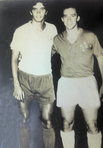 Bahia x Cruzeiro, no começo dos anos 70. O encontro de Elizeu e Tostão, antes do início da partida. Foto: arquivo pessoal de Elizeu Godoy