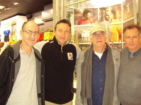 Posando para foto, da esquerda para a direita, o colunista José Geraldo Couto, Neto, Tostão e Wagninho, jogador do time de Masters do Corinthians. Foto: Rede Social