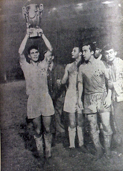 Wilson Piazza, ex-volante do Cruzeiro, levanta a taça de campeão nacional, em 1966, observado por Hilton Oliveira, sem camisa, e Tostão, que está todo uniformizado. Foto: Walter Peres