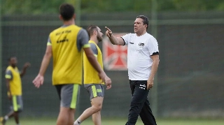 Técnico Vanderlei Luxemburgo comanda treino no CT do Almirante: dívida é de cerca de R$ 400 mil
