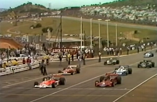 O brasileiro, à direita, com sua Brabham, ao lado do pole James Hunt em Kyalami. Foto: Reprodução
