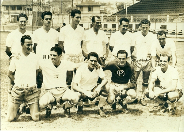 Da esquerda para a direita, em pé: Riberto, Ivan, Ney Blanco, Jair da Rosa Pinto, dois atletas não reconhecidos e Waldemar Fiúme. Agachados: Ruarinho (Ex-Botafogo), Gersio Passadore, Valdemar Carabina, Laércio e Travaglini. Foto: Arquivo de Mário Travaglini
