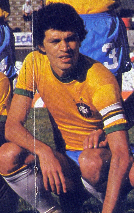 Vejam o doutor Sócrates novinho com a camisa da Seleção Brasileira em 1981. No total, defendeu o Brasil em 63 jogos e disputou duas Copas do Mundo, 1982 e 1986
