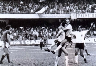 Sócrates, abraçado por Palhinha, comemora seu segundo gol na partida. Foto: Revista Placar