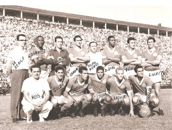 Em pé, da esquerda para a direita: Dr. Zerilo, Djalma Santos, Valdir Joaquim de Moraes, Valdemar Carabina, Filpo Nuñez, Djalma Dias, Dudu e Geraldo Scotto. Agachados: o massagista Reis, Gildo, Servílio, Tupãzinho, Ademir da Guia e Rinaldo. Foto: arquivo de Valdir Joaquim de Moraes