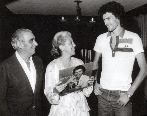 O casal Vicente e Marlene Matheus recebe de Sócrates um LP gravado pelo jogador com o ótimo músico Renato Teixeira. Isso mesmo! O Doutor soltou a voz. A foto é do acervo de Marlene Matheus e está no livro 