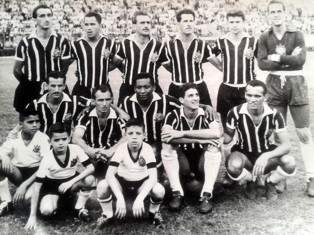 Corinthians no Pacaembu, em 1958. Em pé, da esquerda para a direita: Alfredo Ramos, Oreco, Idário, Olavo, Valmir e Gylmar. Agachados: Cláudio, Luizinho, Indio, Rafael e Zague. Foto compartilhada por Jennifer Egydio/via Twitter