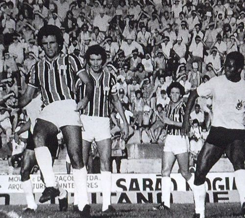 Zé Mario (à frente, já falecido) e Sócrates fizeram boas tabelinhas no Botafogo de Ribeirão. A dupla enfrentou naquele dia o Corinthians, de Wladimir. O botafoguense ao fundo é Osmarzinho. A foto é do livro 