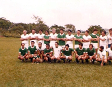 Em pé: Savério, Valdemar Carabina, o quinto é Bellini, o sétimo é Gildo e o penúltimo é Hélio Burini. Agachados: o terceiro é Romeiro, o sexto é o Vicente e o décimo é Luis Carlos Feijão. Foto enviada por Vicente Leonardo