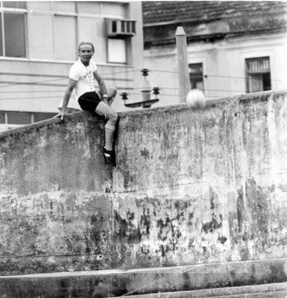 Foto espetacular! Zagallo, então treinador do Botafogo-RJ em 1975, pulou o muro para buscar a bola durante um treino em General Severiano